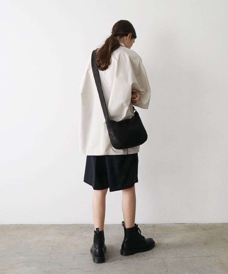 VUm PRODUCT B22 mini sash bag deer leather / black