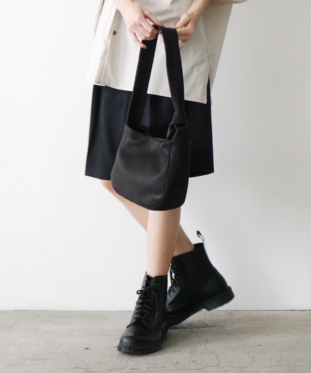 VUm PRODUCT B22 mini sash bag deer leather / black