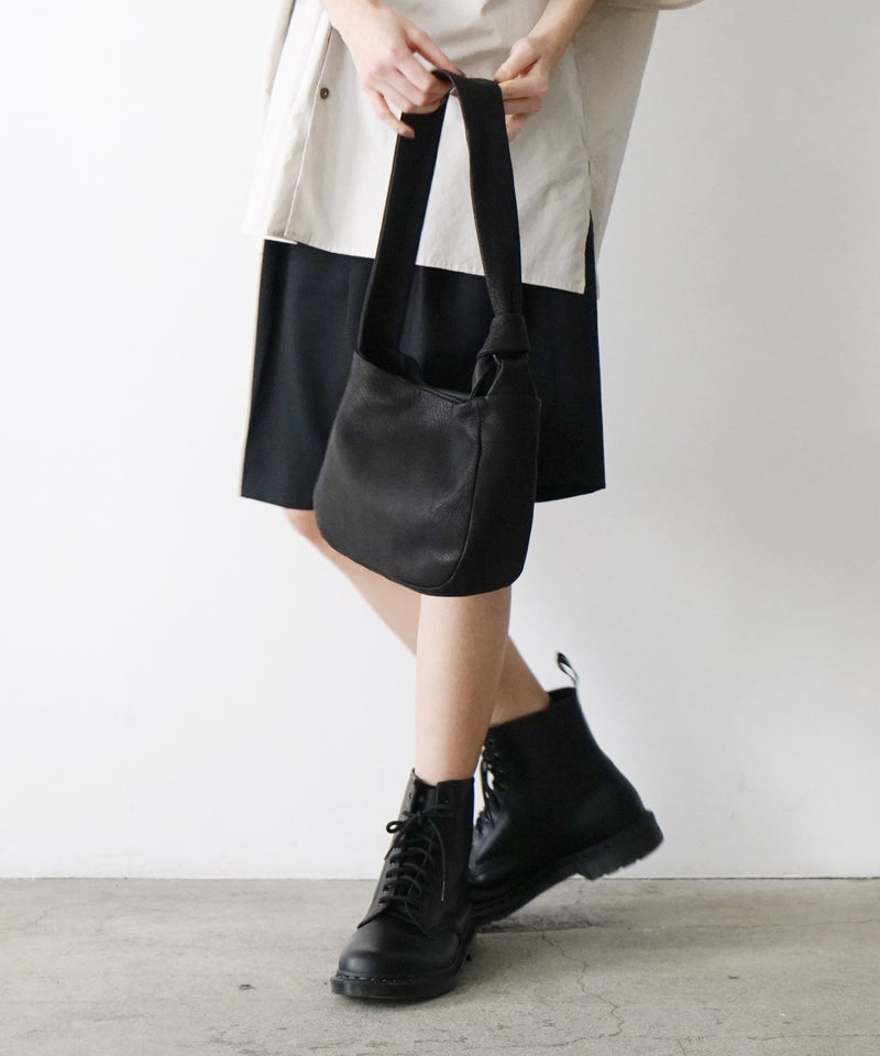 VUm PRODUCT B22 mini sash bag deer leather / black