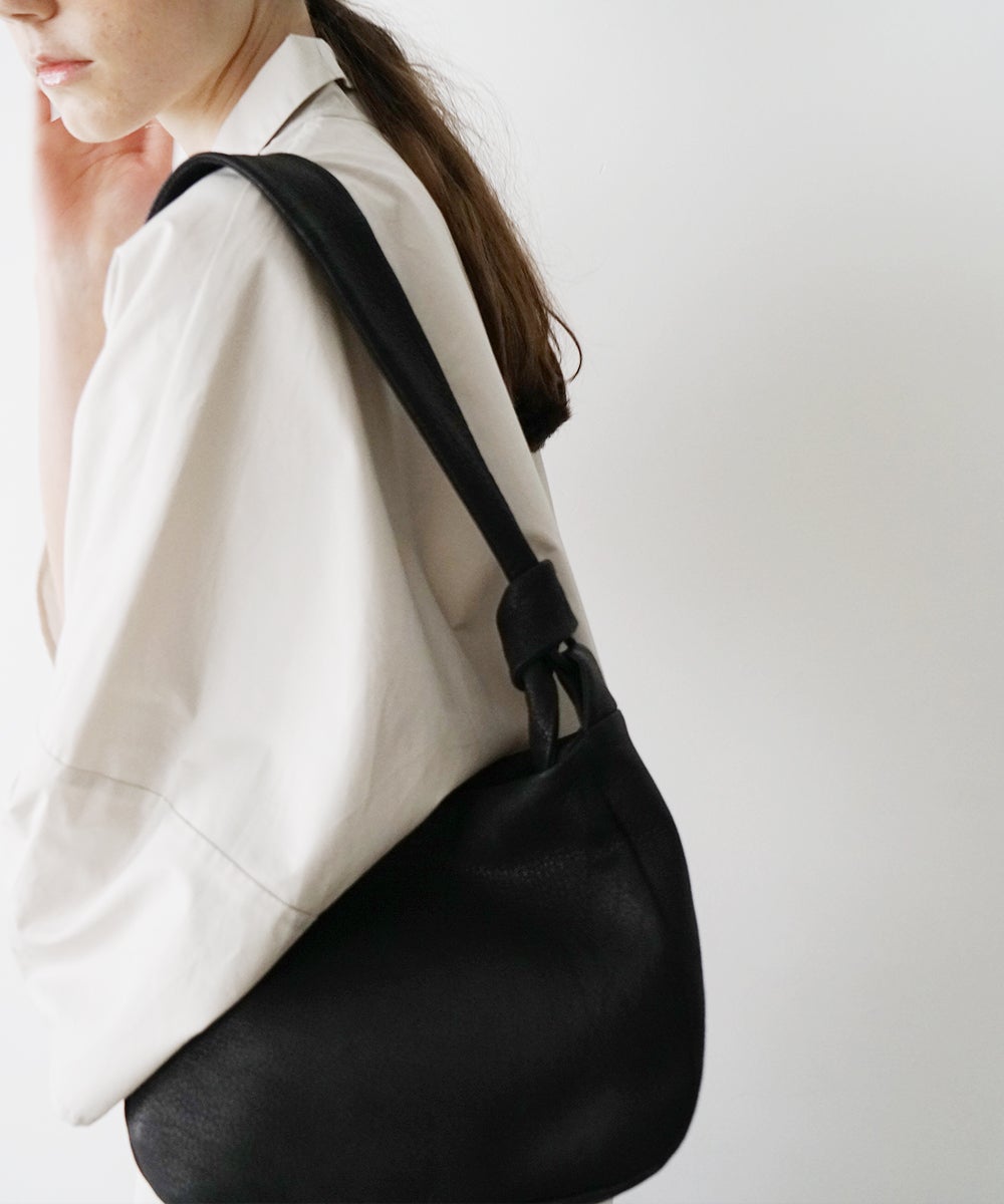 VUm PRODUCT B22 mini sash bag deer leather / black