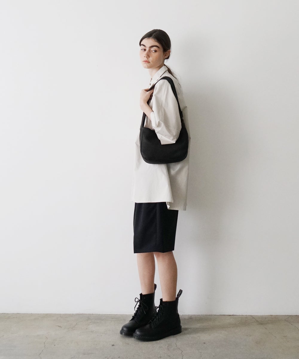 VUm PRODUCT B22 mini sash bag deer leather / black