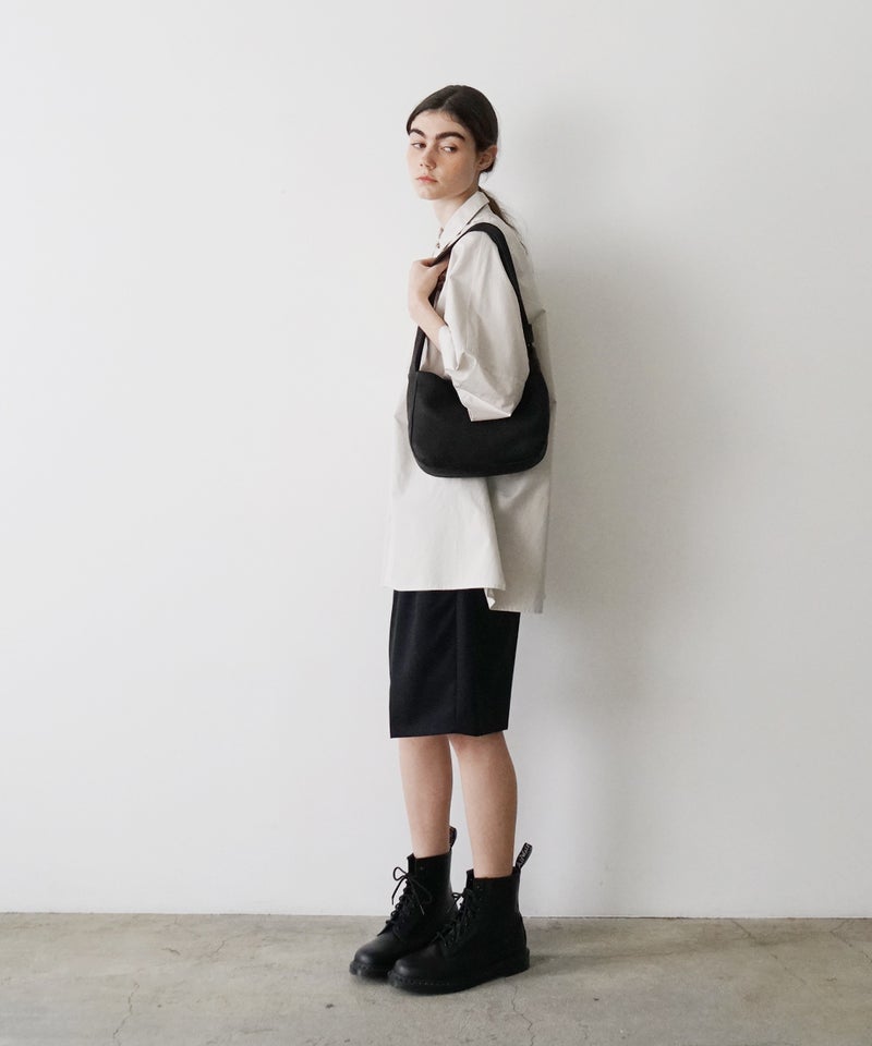 VUm PRODUCT B22 mini sash bag deer leather / black