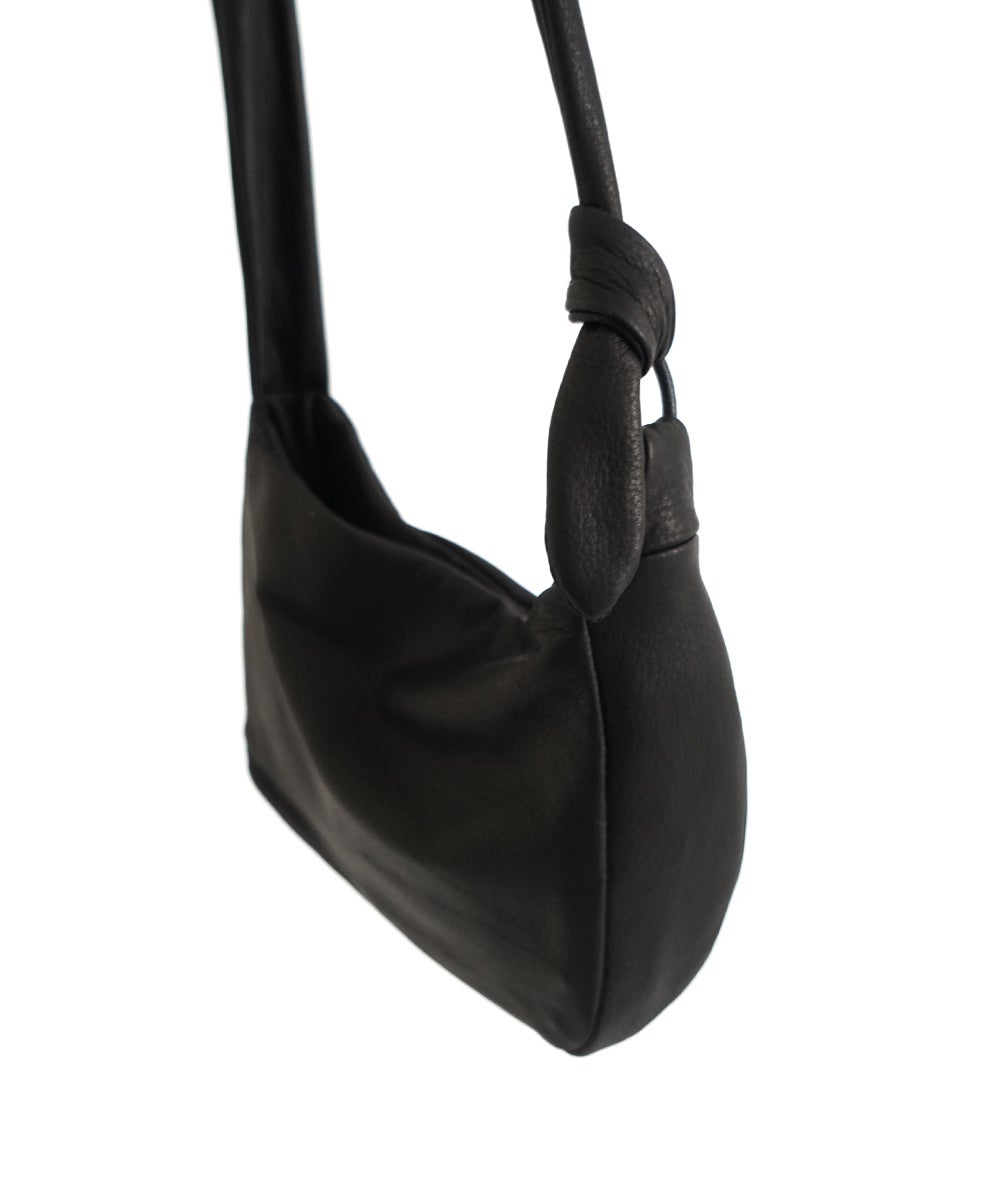 VUm PRODUCT B22 mini sash bag deer leather / black