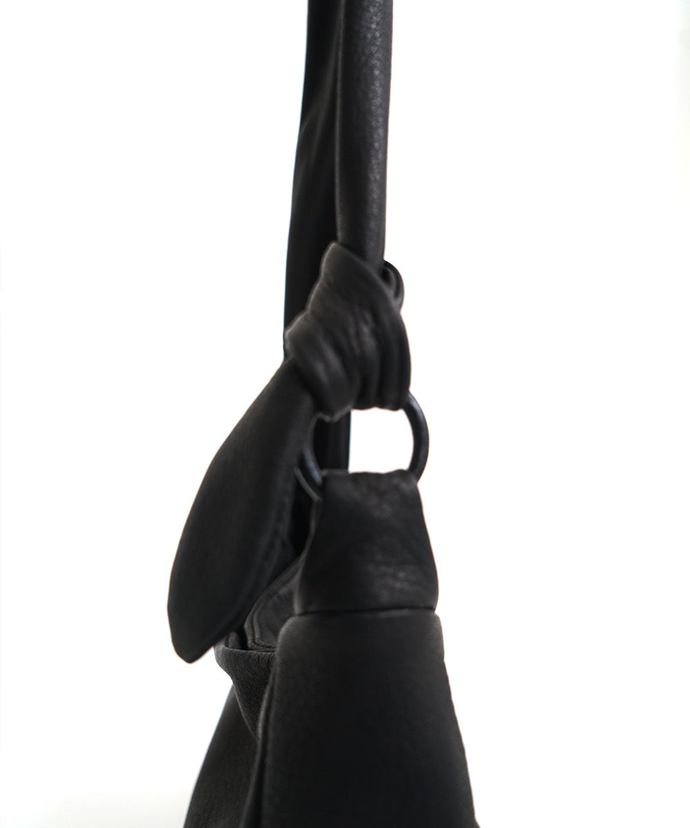 VUm PRODUCT B22 mini sash bag deer leather / black
