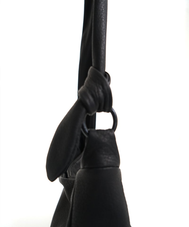 VUm PRODUCT B22 mini sash bag deer leather / black