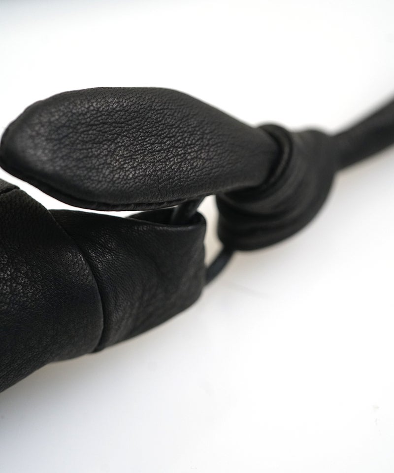 VUm PRODUCT B22 mini sash bag deer leather / black