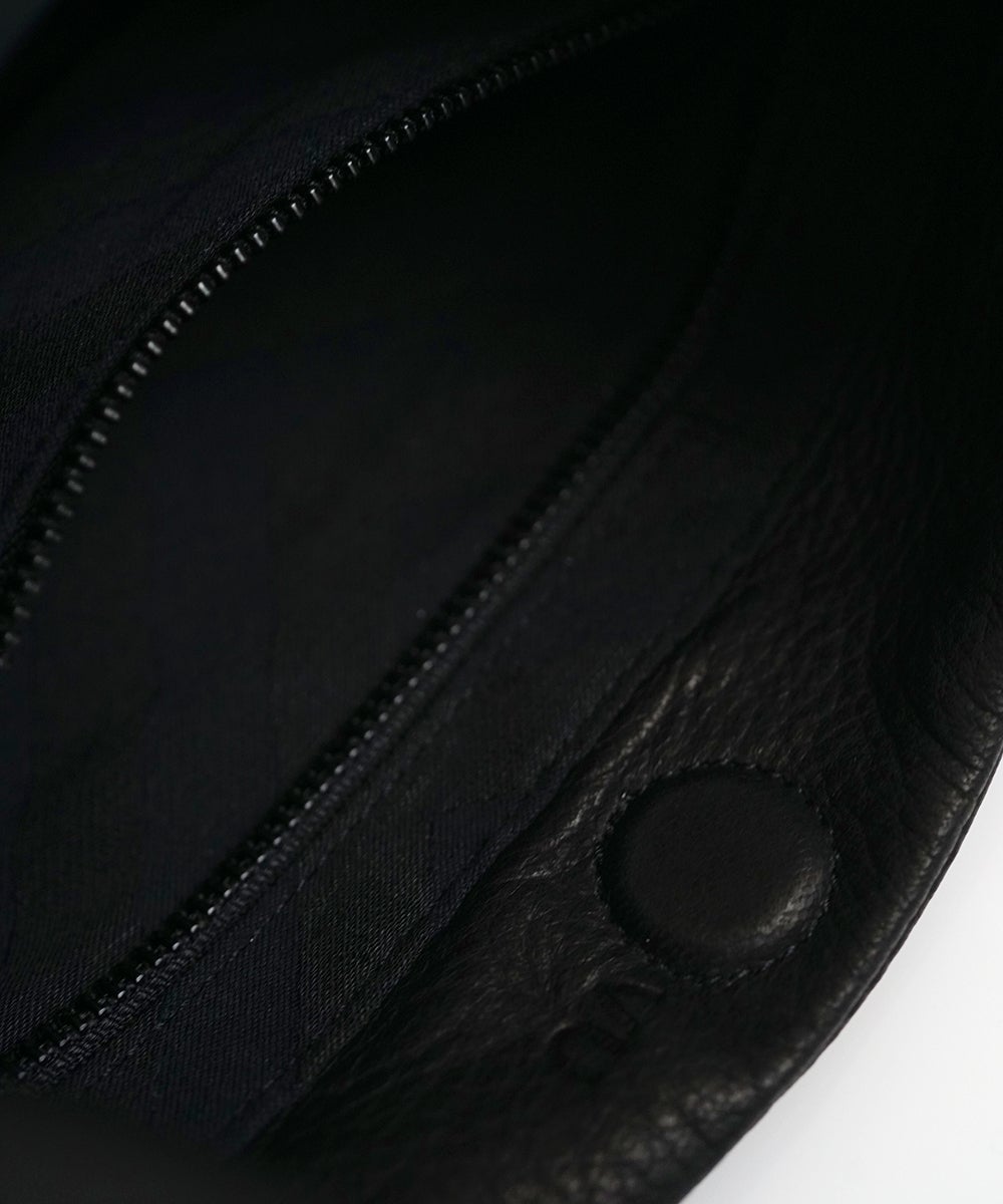 VUm PRODUCT B22 mini sash bag deer leather / black