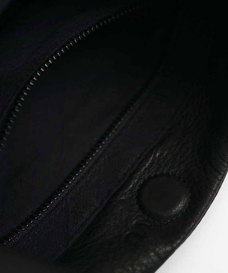 VUm PRODUCT B22 mini sash bag deer leather / black