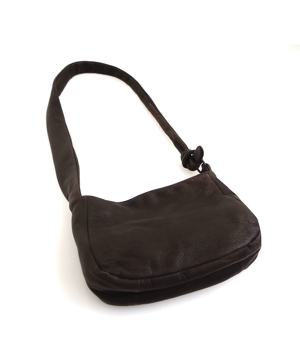 VUm PRODUCT B22 mini sash bag deer leather / dark brown