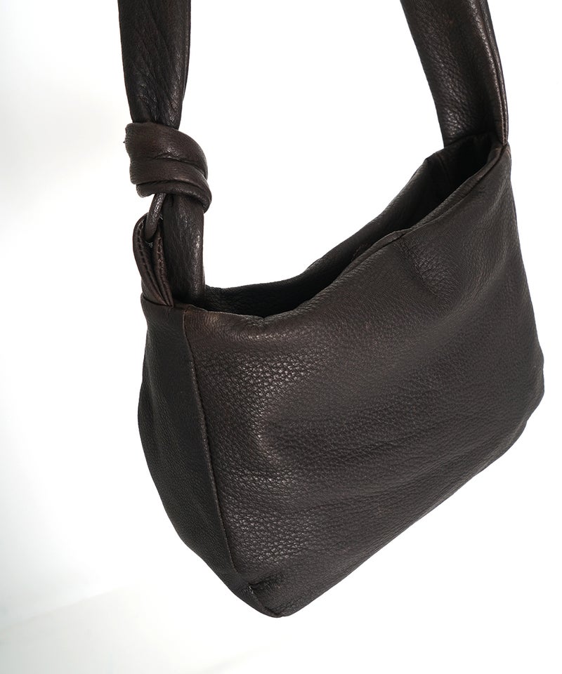 VUm PRODUCT B22 mini sash bag deer leather / dark brown