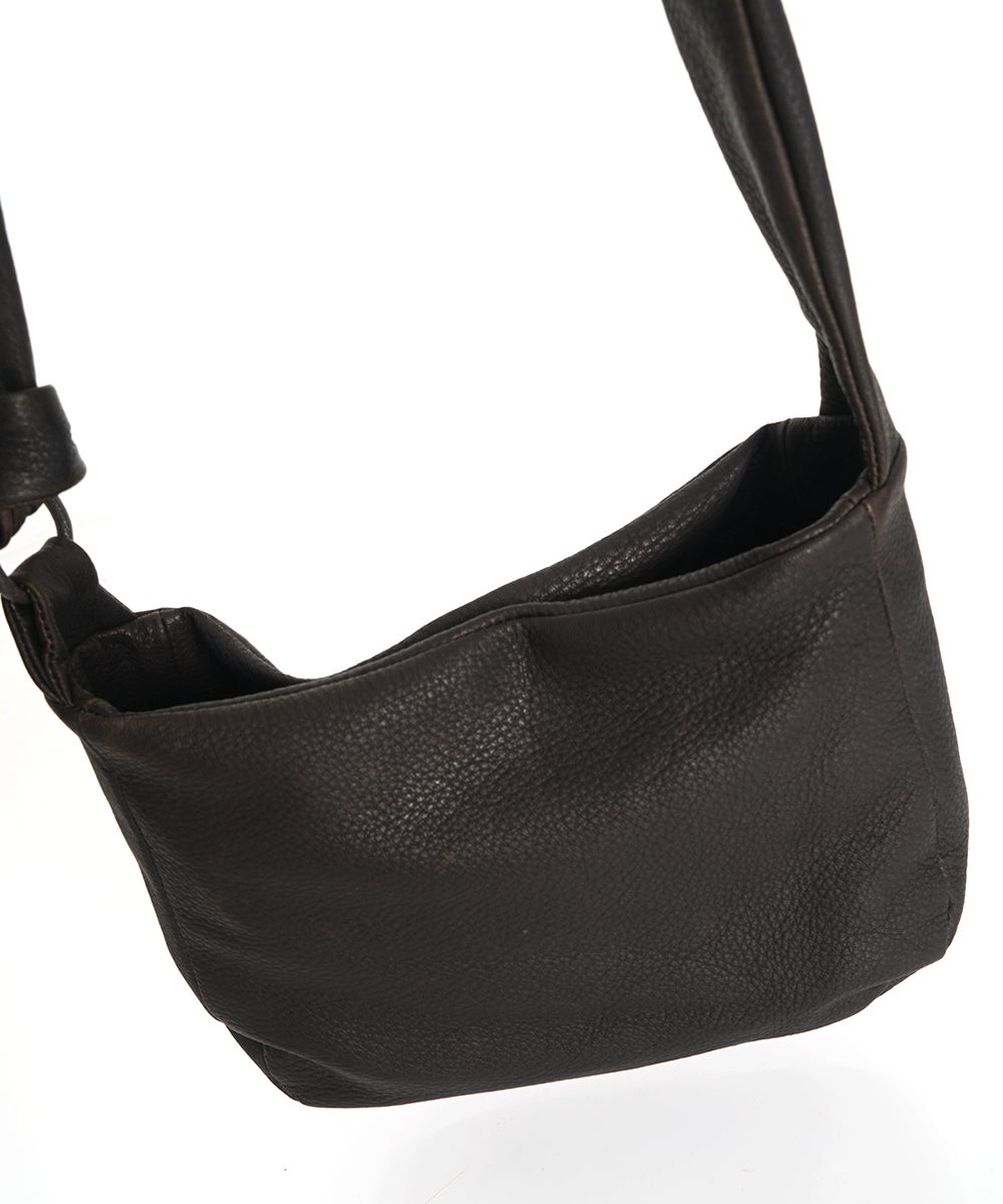 VUm PRODUCT B22 mini sash bag deer leather / dark brown