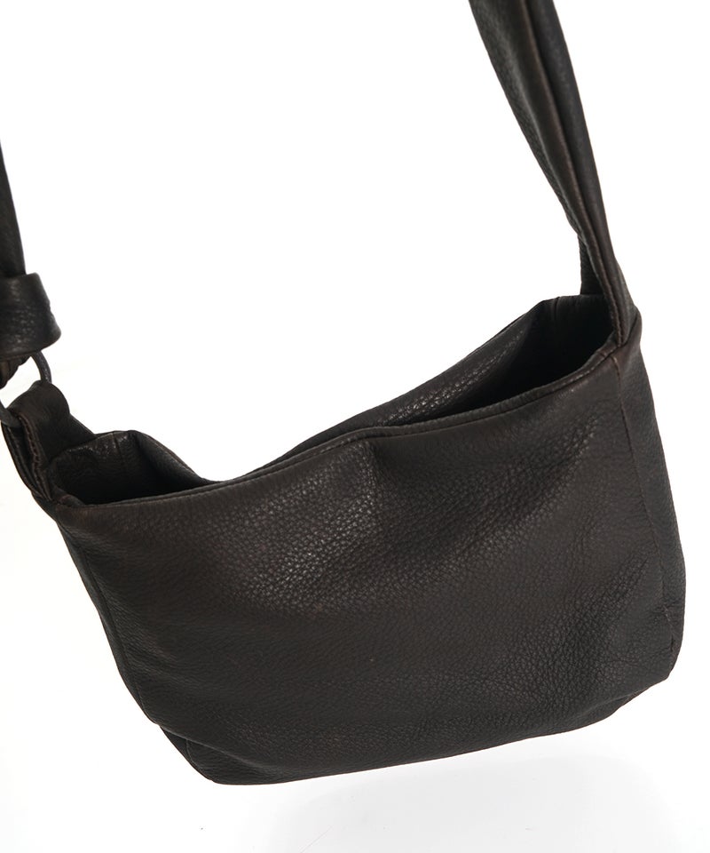 VUm PRODUCT B22 mini sash bag deer leather / dark brown