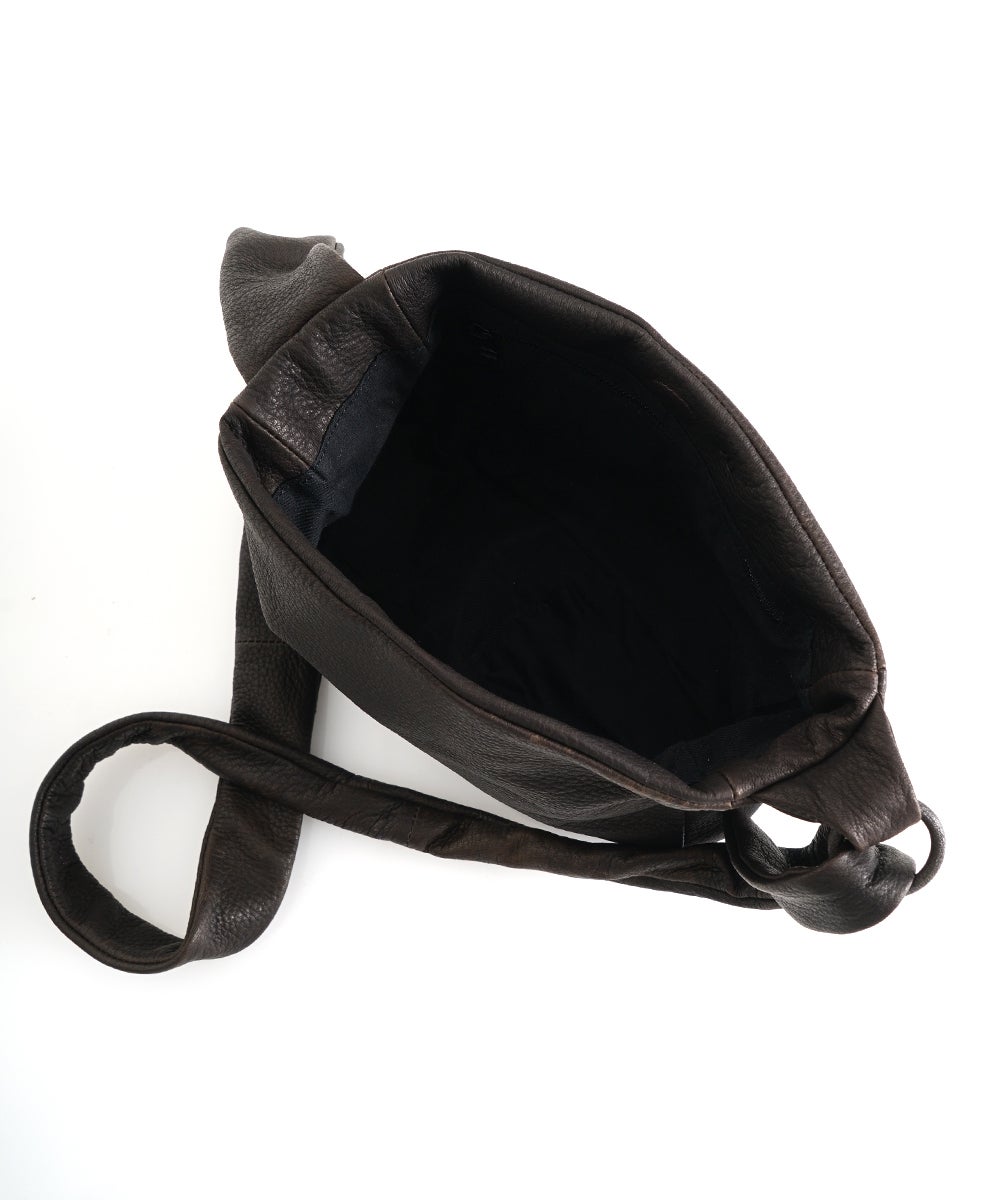 VUm PRODUCT B22 mini sash bag deer leather / dark brown