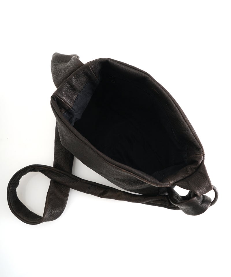 VUm PRODUCT B22 mini sash bag deer leather / dark brown