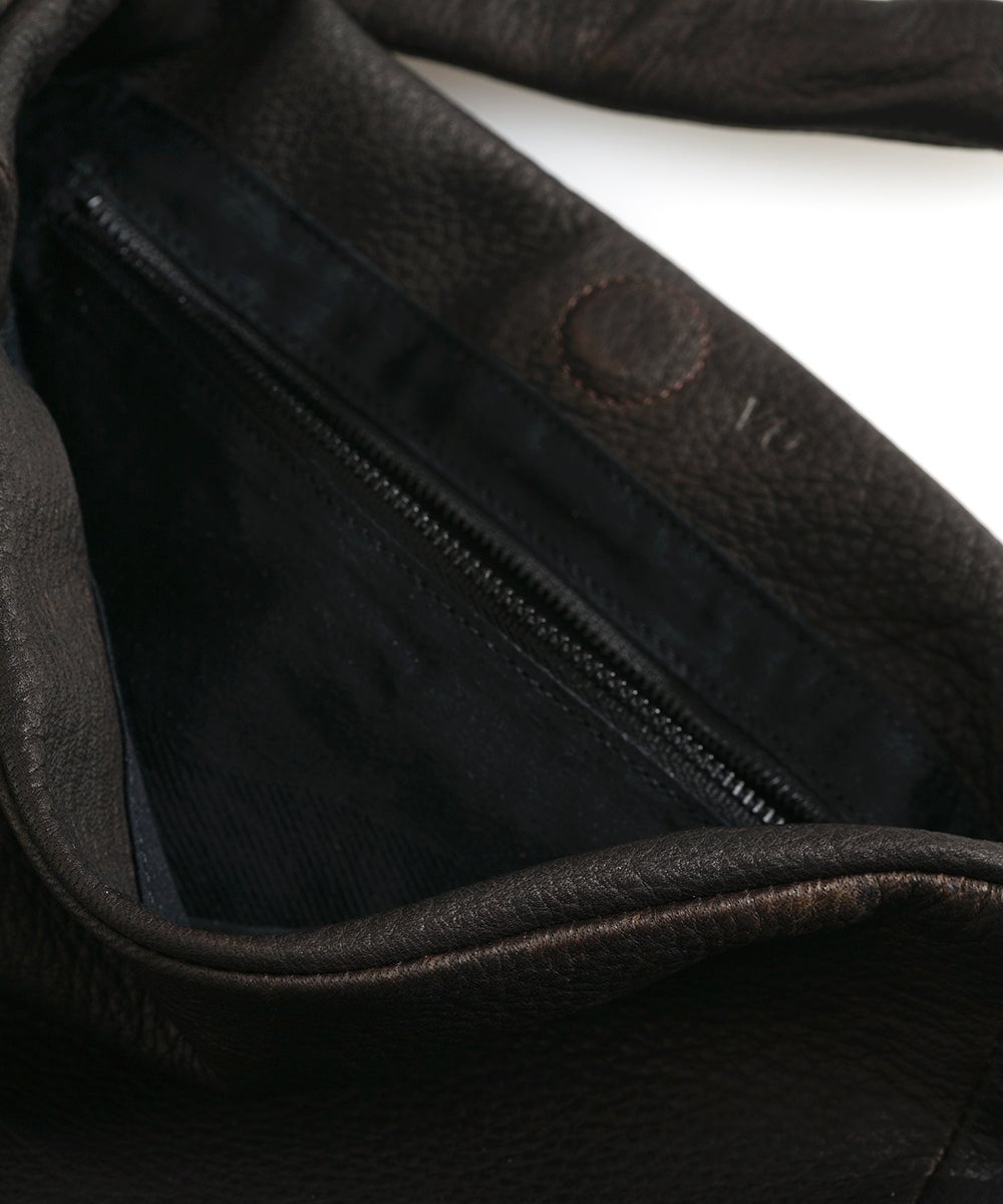 VUm PRODUCT B22 mini sash bag deer leather / dark brown