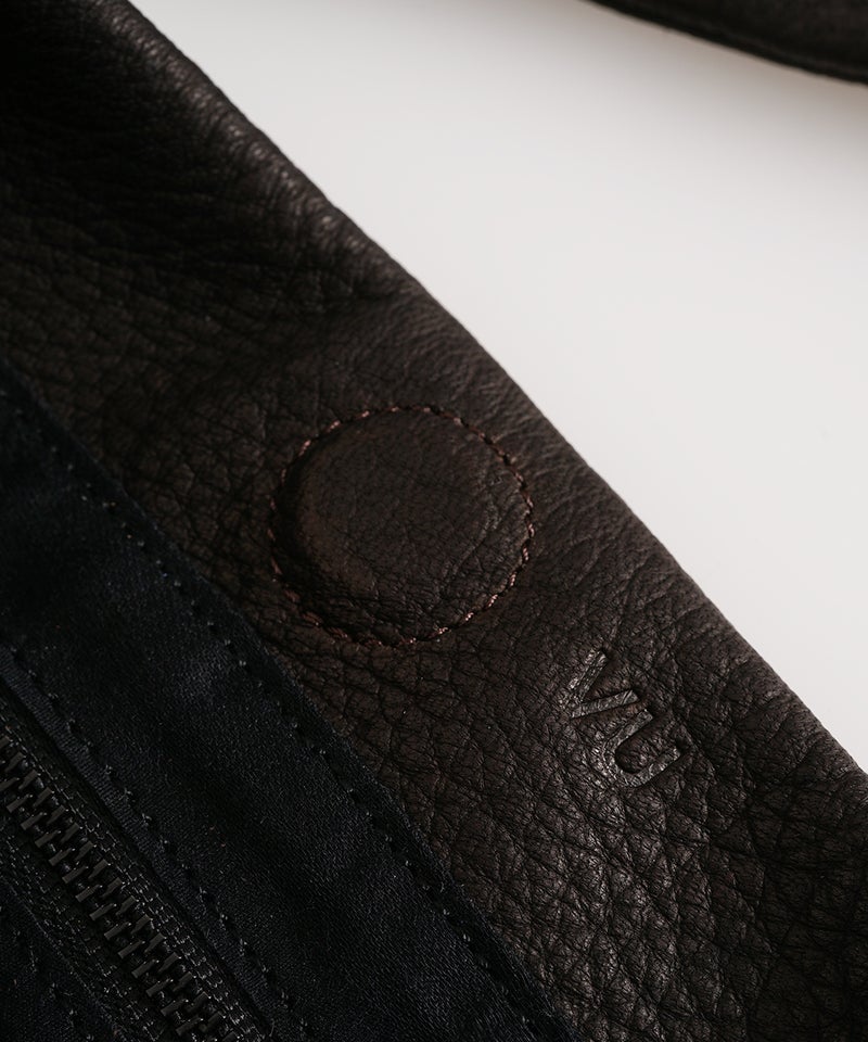VUm PRODUCT B22 mini sash bag deer leather / dark brown