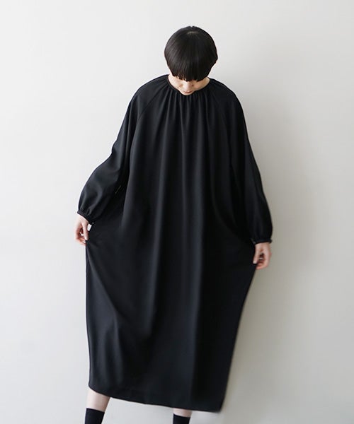 Mochiモチgathered neck dress (black/washable)ブラックドレス